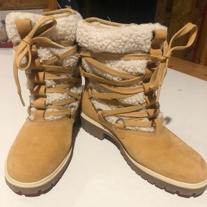 Timberland Teddy Fleece Boots 18329. Size 8.5